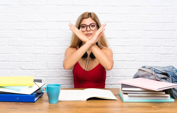 Adolescente Estudiante Chica Interior Haciendo Ningún Gesto — Foto de Stock