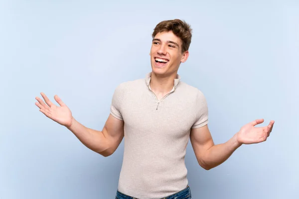 Jovem Bonito Sobre Parede Azul Isolada Sorrindo Muito — Fotografia de Stock