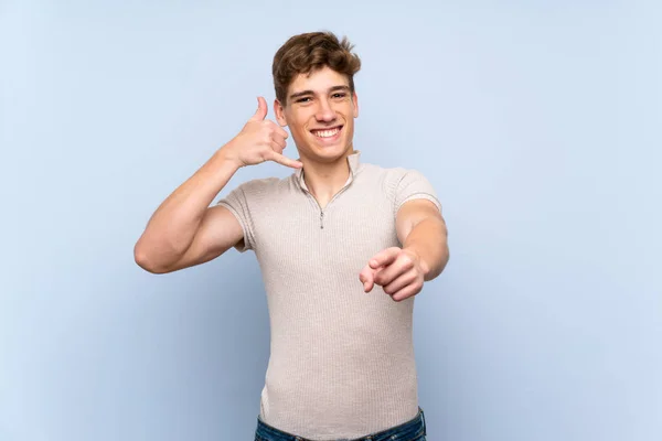Izole Mavi Duvar Üzerinde Yakışıklı Genç Adam Telefon Jest Yapma — Stok fotoğraf