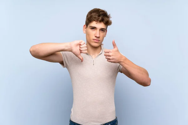 Joven Guapo Sobre Una Pared Azul Aislada Haciendo Una Buena — Foto de Stock