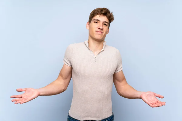 Knappe Jonge Man Geïsoleerde Blauwe Muur Glimlachend — Stockfoto