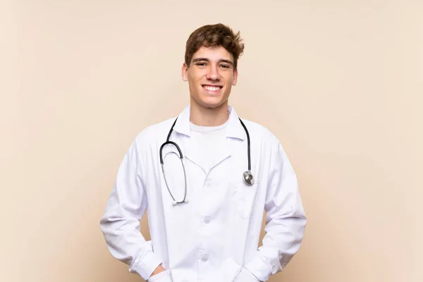 Knappe Dokter Jonge Man Geïsoleerde Muur Glimlachend Veel — Stockfoto