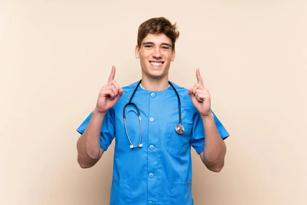 Medico Chirurgo Giovane Uomo Oltre Muro Isolato Che Indica Una — Foto Stock