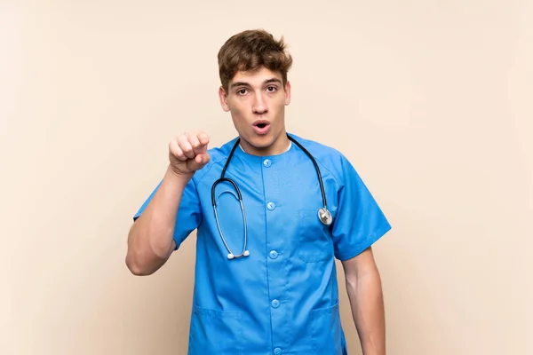 Surgeon Doctor Young Man Isolated Wall Surprised Pointing Front — Stock Photo, Image