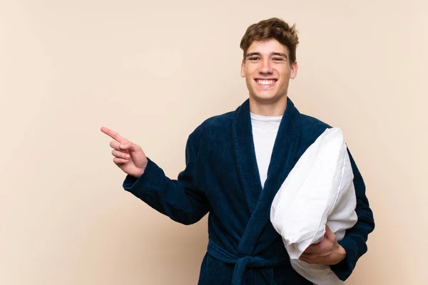 Joven Guapo Pijama Sobre Pared Aislada Sorprendido Señalando Con Dedo — Foto de Stock