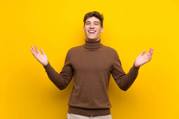 Izole Sarı Arka Plan Üzerinde Yakışıklı Genç Adam Çok Gülümsüyor — Stok fotoğraf