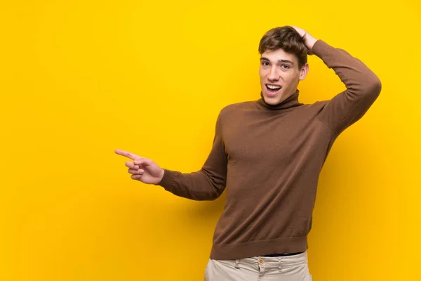 Bonito Jovem Sobre Isolado Fundo Amarelo Surpreso Apontando Dedo Para — Fotografia de Stock