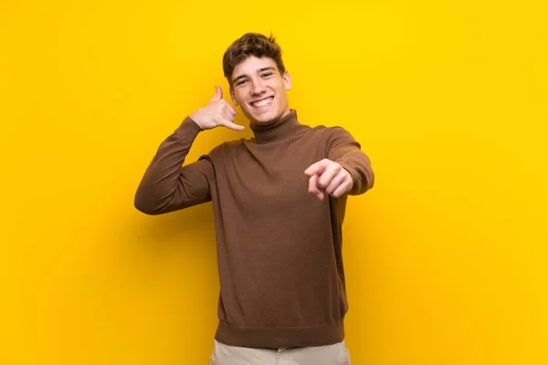 Schöner Junger Mann Über Isoliertem Gelbem Hintergrund Macht Handygeste Und — Stockfoto