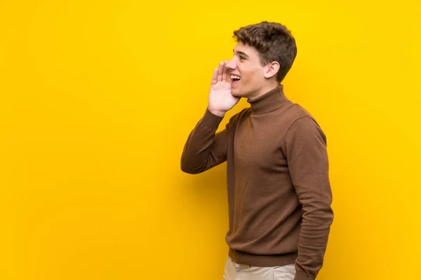 Bonito Jovem Sobre Fundo Amarelo Isolado Gritando Com Boca Bem — Fotografia de Stock