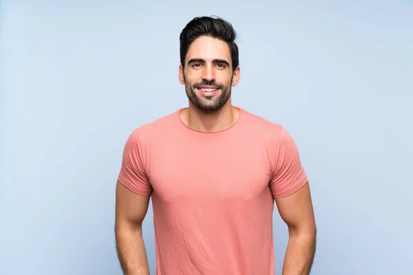 Hombre Joven Guapo Camisa Rosa Sobre Fondo Azul Aislado Riendo — Foto de Stock