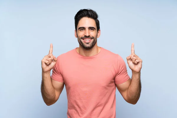 Hombre Joven Guapo Camisa Rosa Sobre Fondo Azul Aislado Señalando — Foto de Stock