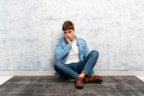 Vacker Ung Man Sitter Golvet Olycklig Och Frustrerad — Stockfoto