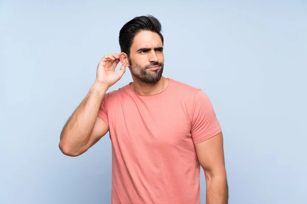 Hombre Joven Guapo Camisa Rosa Sobre Fondo Azul Aislado Que — Foto de Stock