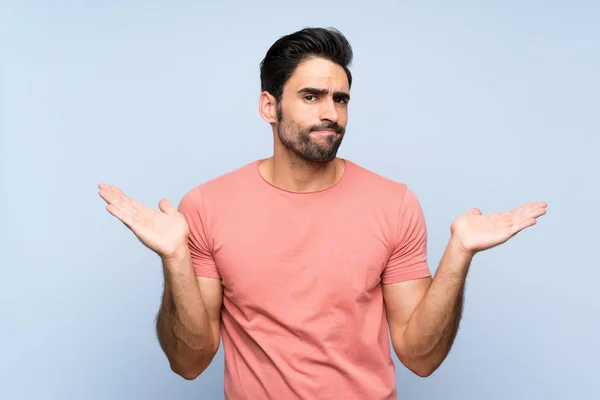 Hombre Joven Guapo Camisa Rosa Sobre Fondo Azul Aislado Haciendo — Foto de Stock