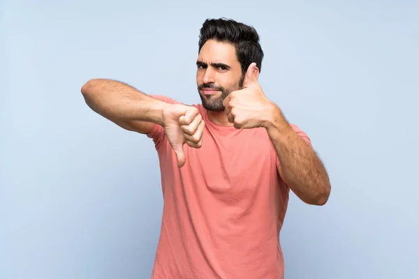 Joven Guapo Con Camisa Rosa Sobre Fondo Azul Aislado Haciendo — Foto de Stock