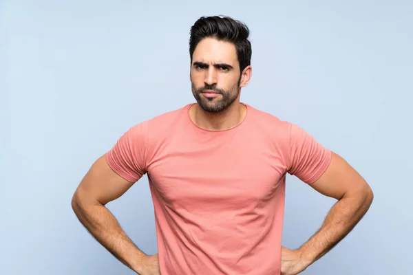 Hombre Joven Guapo Camisa Rosa Sobre Fondo Azul Aislado Enojado — Foto de Stock