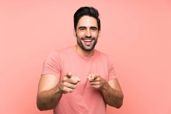 Guapo Joven Sobre Aislado Rosa Fondo Señala Dedo Usted — Foto de Stock