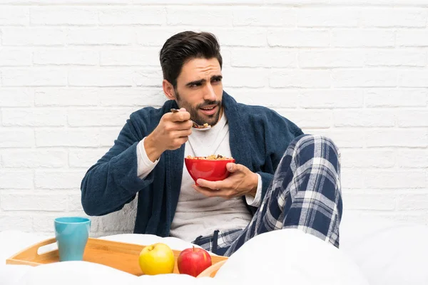 드레싱 가운과 아침 식사를 하는 남자 — 스톡 사진