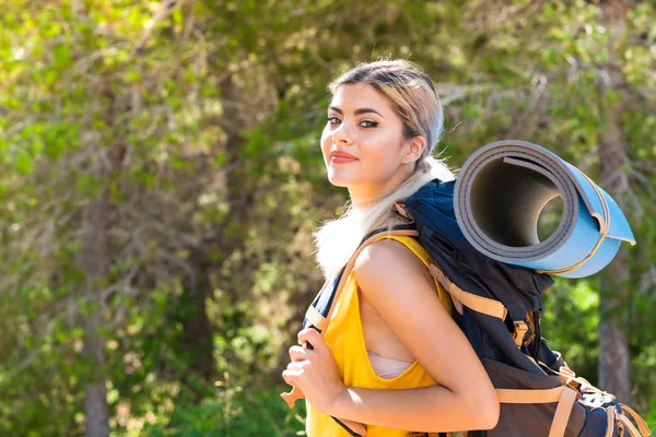 Ragazza Adolescente Escursioni All Aria Aperta — Foto Stock