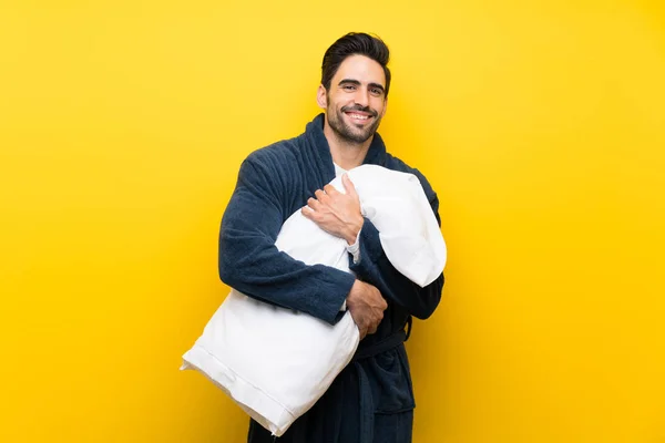 Bonito homem de pijama sobre a parede amarela isolada — Fotografia de Stock