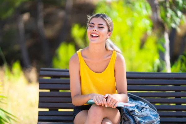 Adolescente Estudiante Chica Aire Libre Sonriendo Mucho —  Fotos de Stock