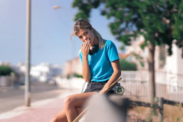 Adolescente Chica Con Patín Aire Libre Sorprendida Sorprendida Mientras Mira — Foto de Stock