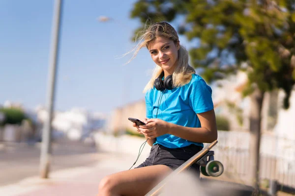 Chica Adolescente Con Patín Aire Libre Enviando Mensaje Con Móvil — Foto de Stock