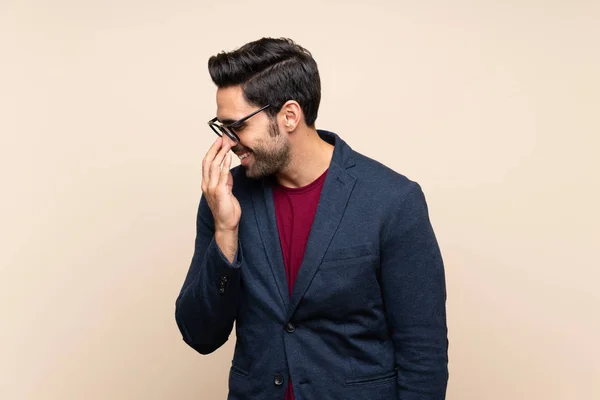 Guapo Joven Sobre Aislado Fondo Sonriendo Mucho —  Fotos de Stock