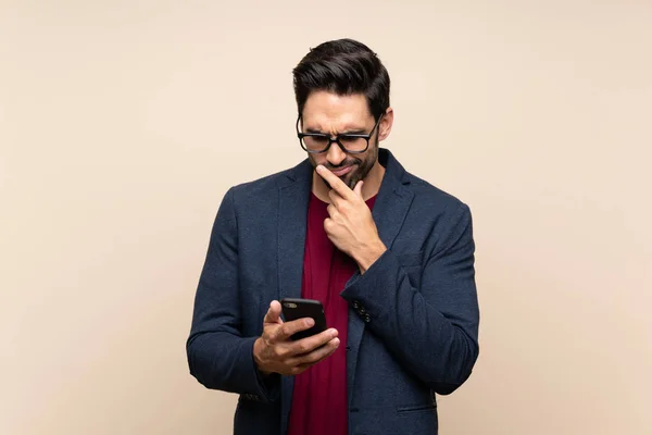 Joven Guapo Sobre Fondo Aislado Pensando Enviando Mensaje —  Fotos de Stock