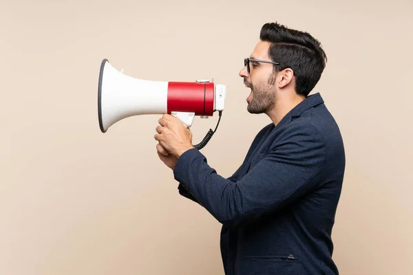 Knappe Jonge Man Geïsoleerde Achtergrond Schreeuwen Door Middel Van Een — Stockfoto