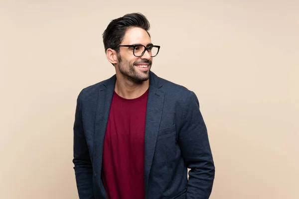 Pohledný Mladý Muž Přes Izolované Pozadí Brýlemi Usmívajícími — Stock fotografie