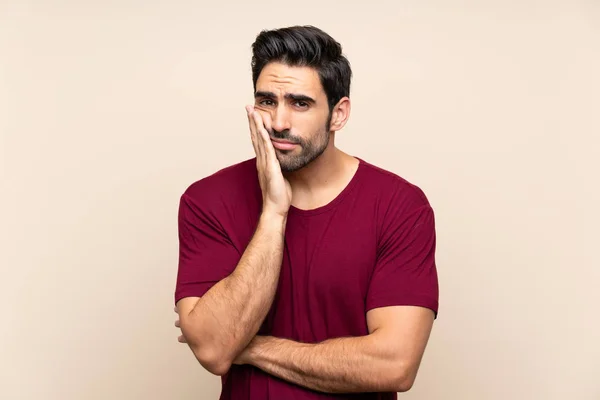 Guapo Joven Sobre Aislado Fondo Infeliz Frustrado —  Fotos de Stock