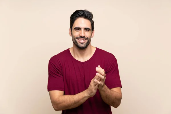 Guapo Joven Sobre Aislado Fondo Aplaudiendo — Foto de Stock