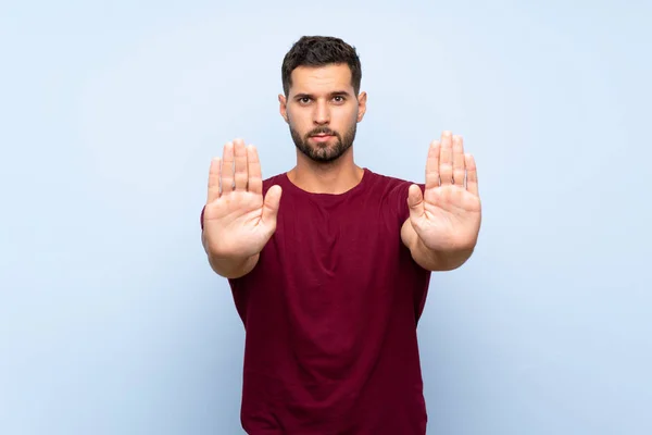 Hombre Guapo Sobre Fondo Azul Aislado Haciendo Gesto Parada Decepcionado — Foto de Stock