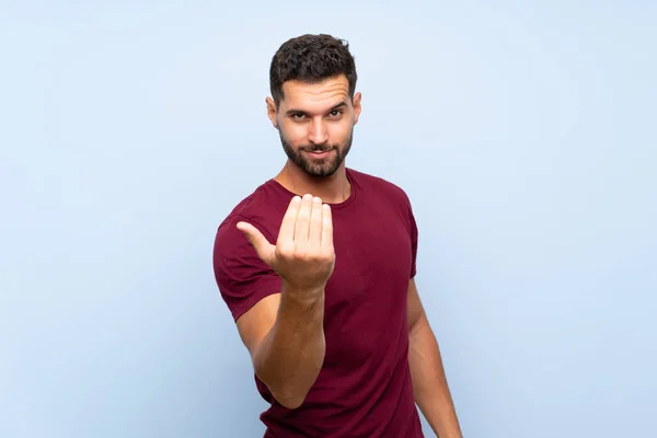 Stilig Man Över Isolerad Blå Bakgrund Inbjudande Att Komma Med — Stockfoto