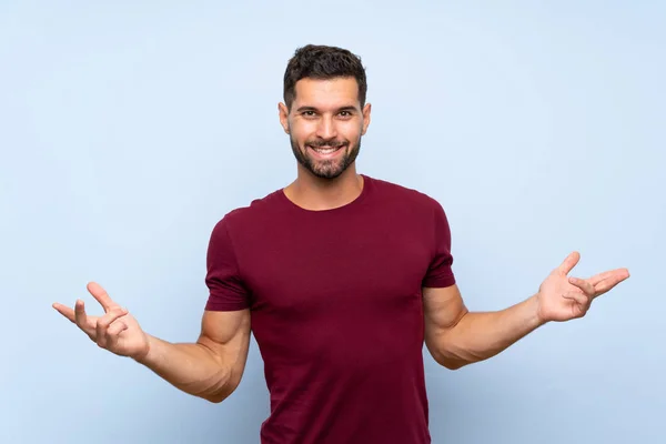 Hombre Guapo Sobre Fondo Azul Aislado Sonriendo — Foto de Stock