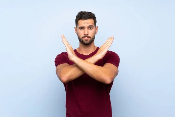 Hombre Guapo Sobre Fondo Azul Aislado Haciendo Ningún Gesto —  Fotos de Stock