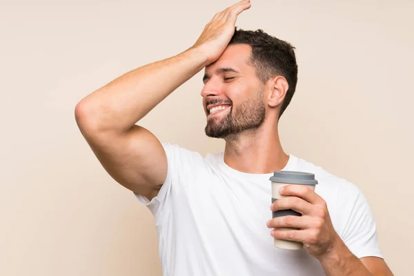 Jovem Com Barba Segurando Café Take Away Sobre Fundo Azul — Fotografia de Stock