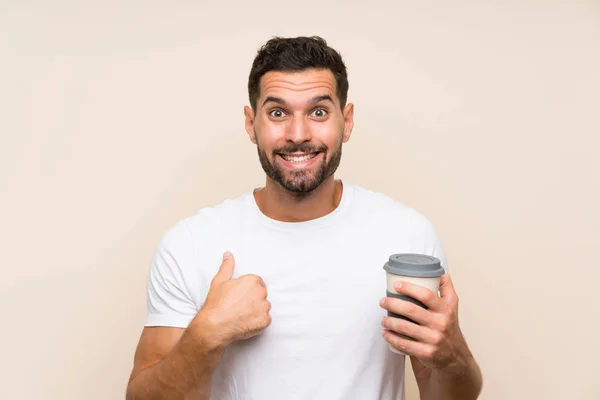 Jovem Com Barba Segurando Café Take Away Sobre Fundo Azul — Fotografia de Stock