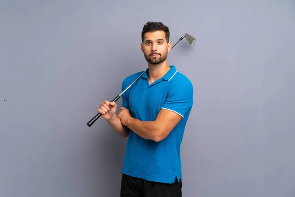 Guapo Joven Jugando Golf Mirando Hacia Arriba Mientras Sonríe — Foto de Stock