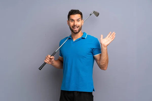 Joven Guapo Jugando Golf Con Expresión Facial Impactada —  Fotos de Stock