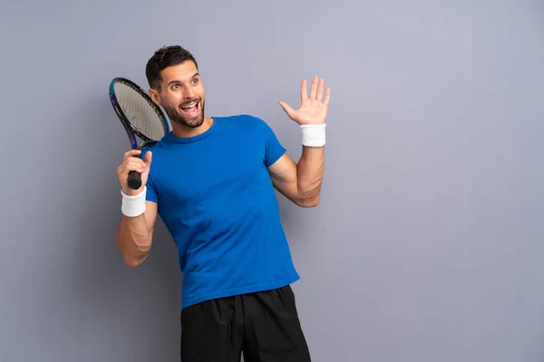 Bonito Jovem Jogador Tênis Homem Com Expressão Facial Surpresa — Fotografia de Stock