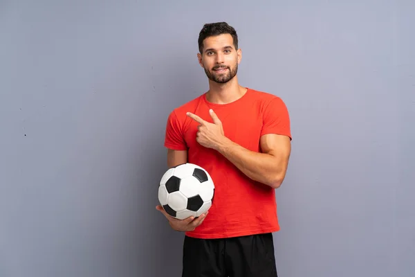 Guapo Joven Jugador Fútbol Hombre Sobre Pared Blanca Aislada Apuntando —  Fotos de Stock