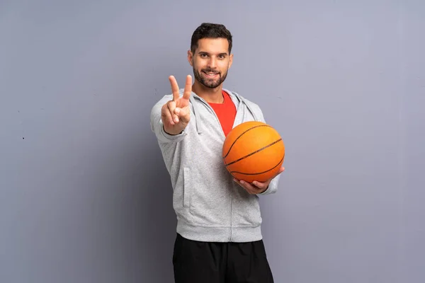 Guapo Joven Jugador Baloncesto Hombre Sonriendo Mostrando Signo Victoria —  Fotos de Stock