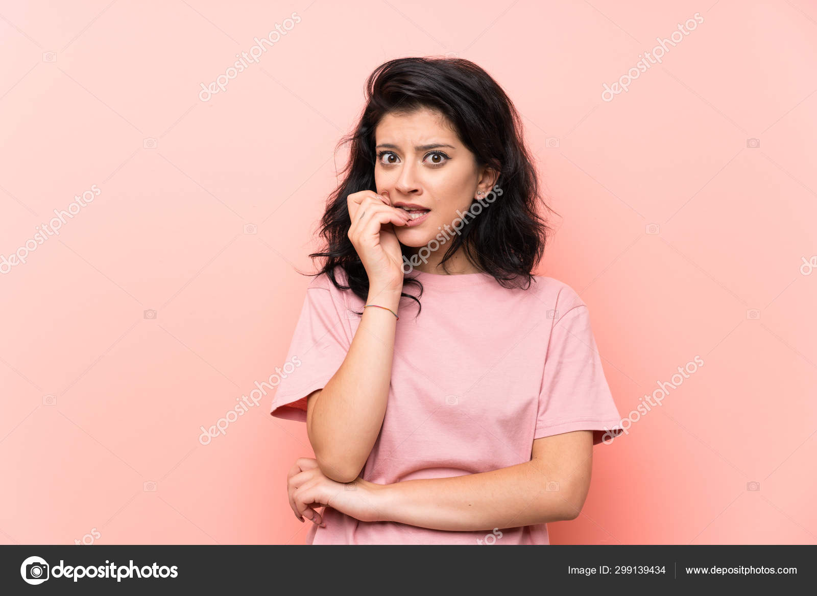 Mujer Joven Sobre Aislado Rosa Fondo Nervioso Asustado Fotografia De Stock C Luismolinero 299139434 Depositphotos