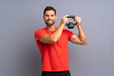 Genç spor adam kettlebell yapma