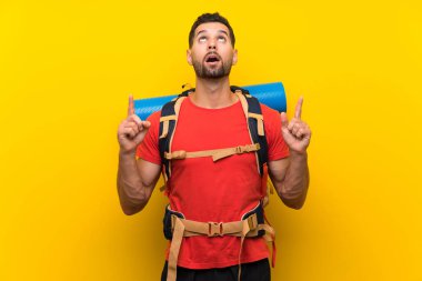 Genç yürüyüşçü adam işaret parmağı ile işaret harika bir fikir