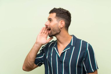 Ağzı tamamen açık diye bağıran izole arka plan üzerinde Yakışıklı adam