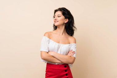 Soyutlanmış genç bir kadın mutlu ve gülümsüyor.