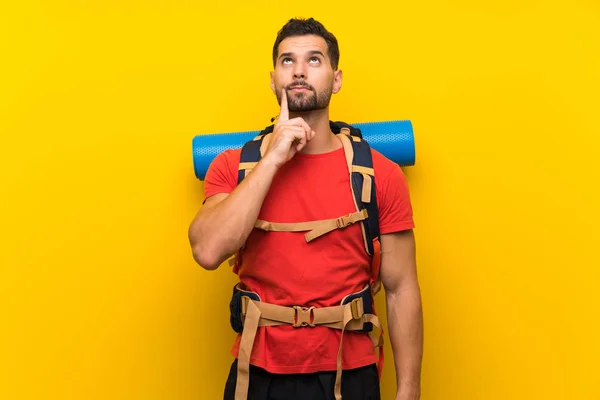 Ung Vandrare Man Tänker Idé — Stockfoto